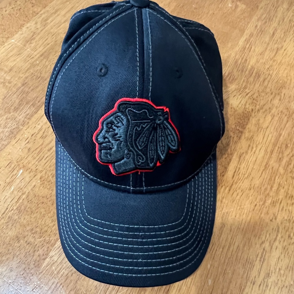 Reebok NHL Hockey Chicago Blackhawks Fitted Baseball Hat Cap